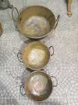 3 tachos em cobre com fundos remendados e rebitados à moda antiga.
