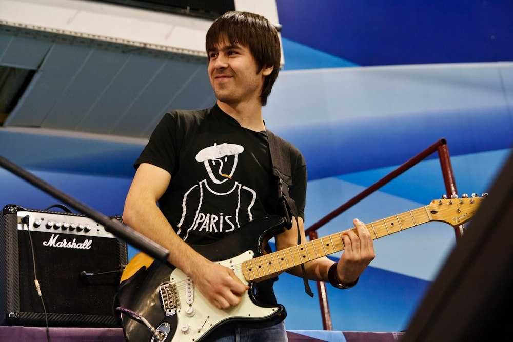 Nauka gry na gitarze oraz śpiewu.