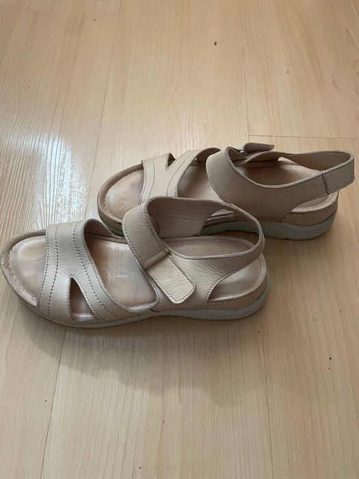 Сандалі шкіряні жіночі