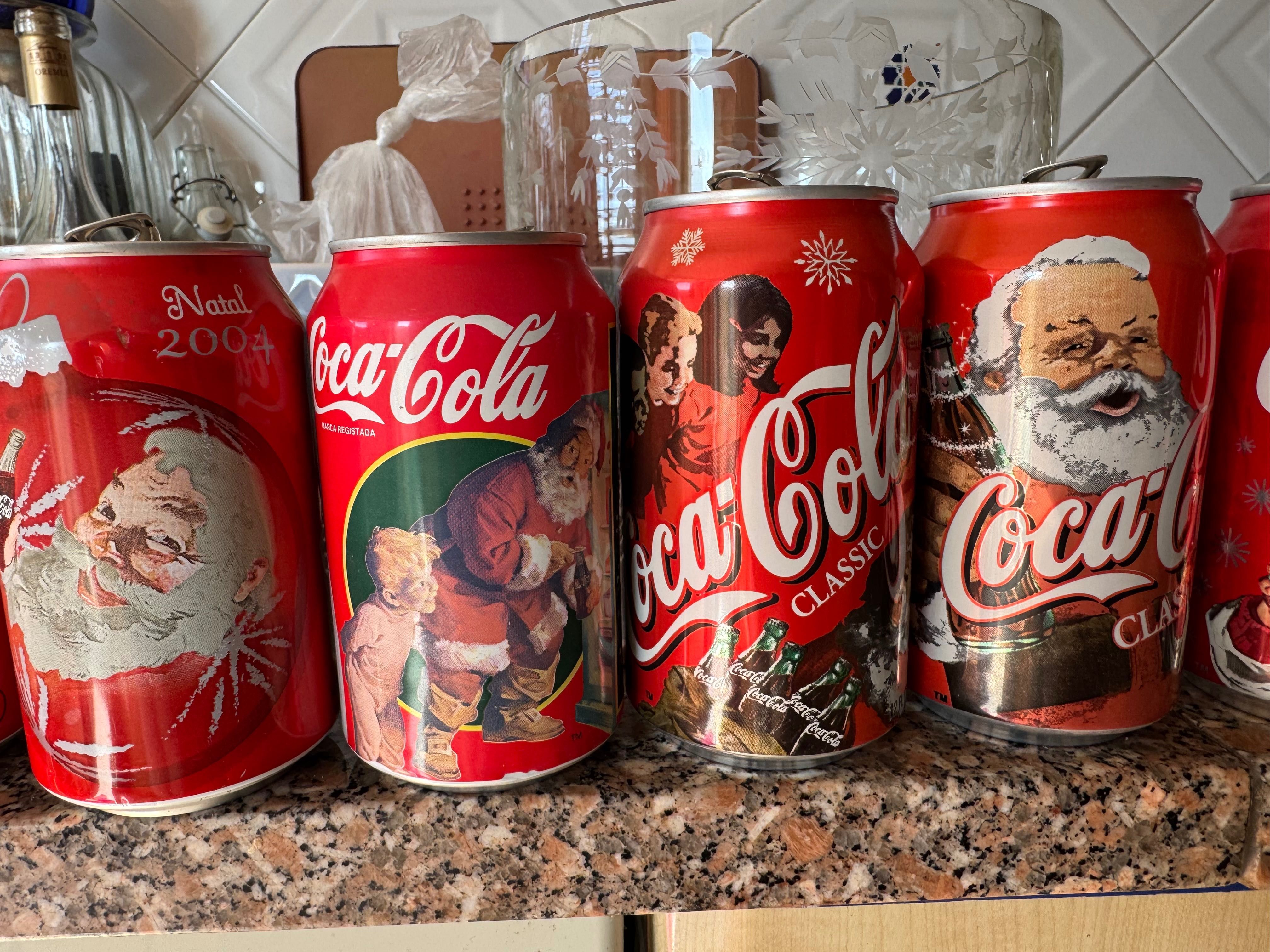 Latas Coca Cola com decoração de Natal