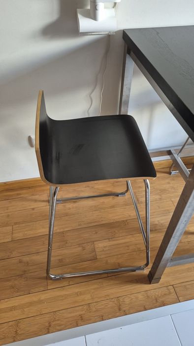 Mesa alta com duas cadeiras