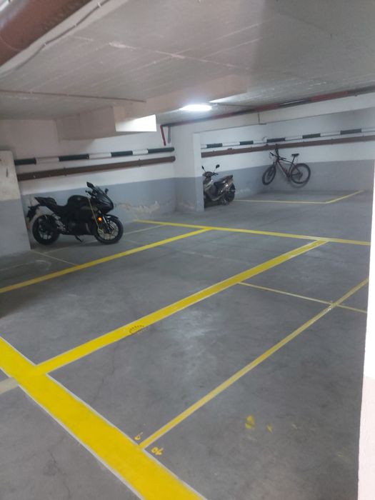 Arrenda-se parqueamento em Corroios