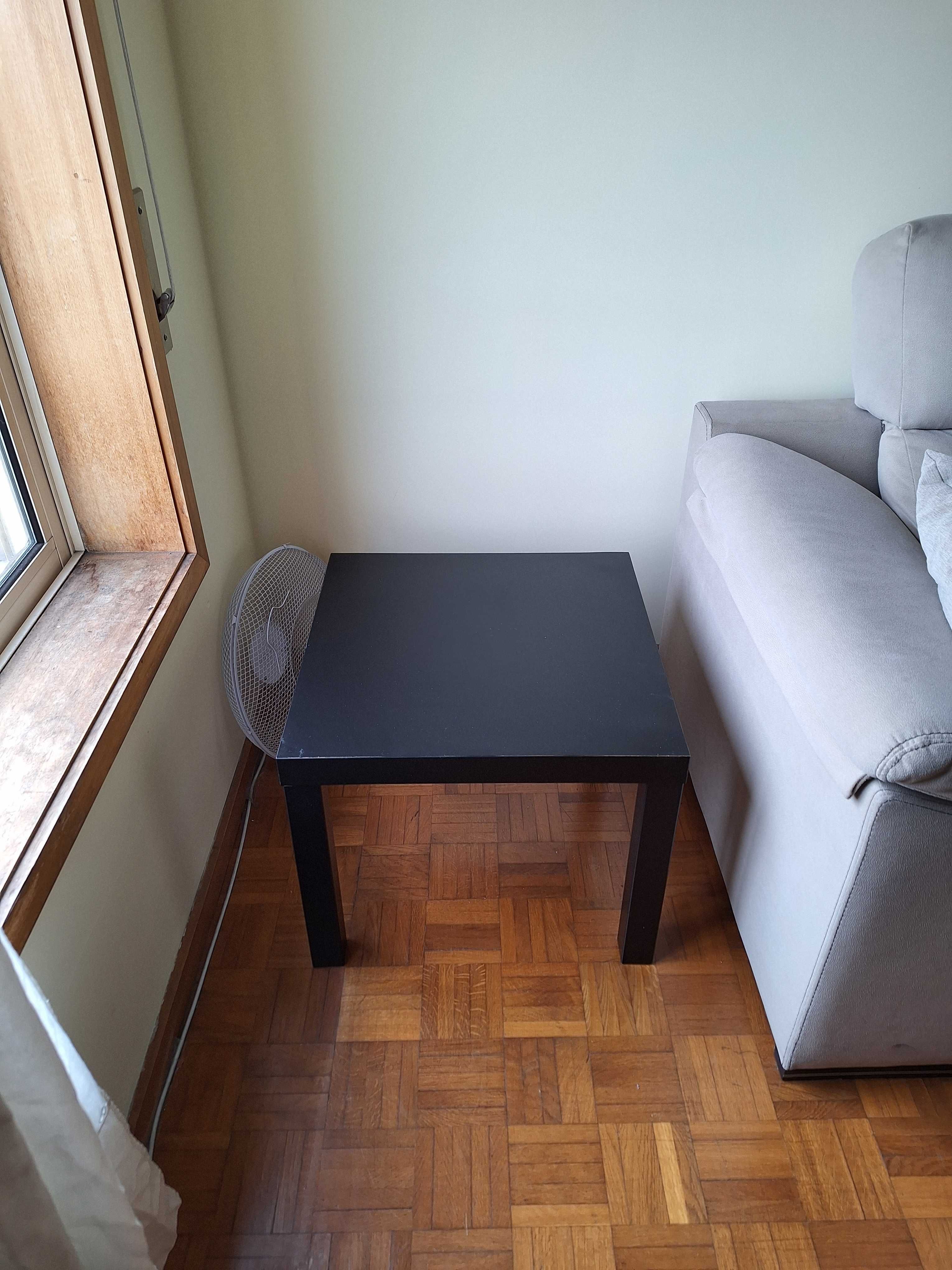 Sofá 2 lugares estilo Chaise, Almofadas e mesinha de canto