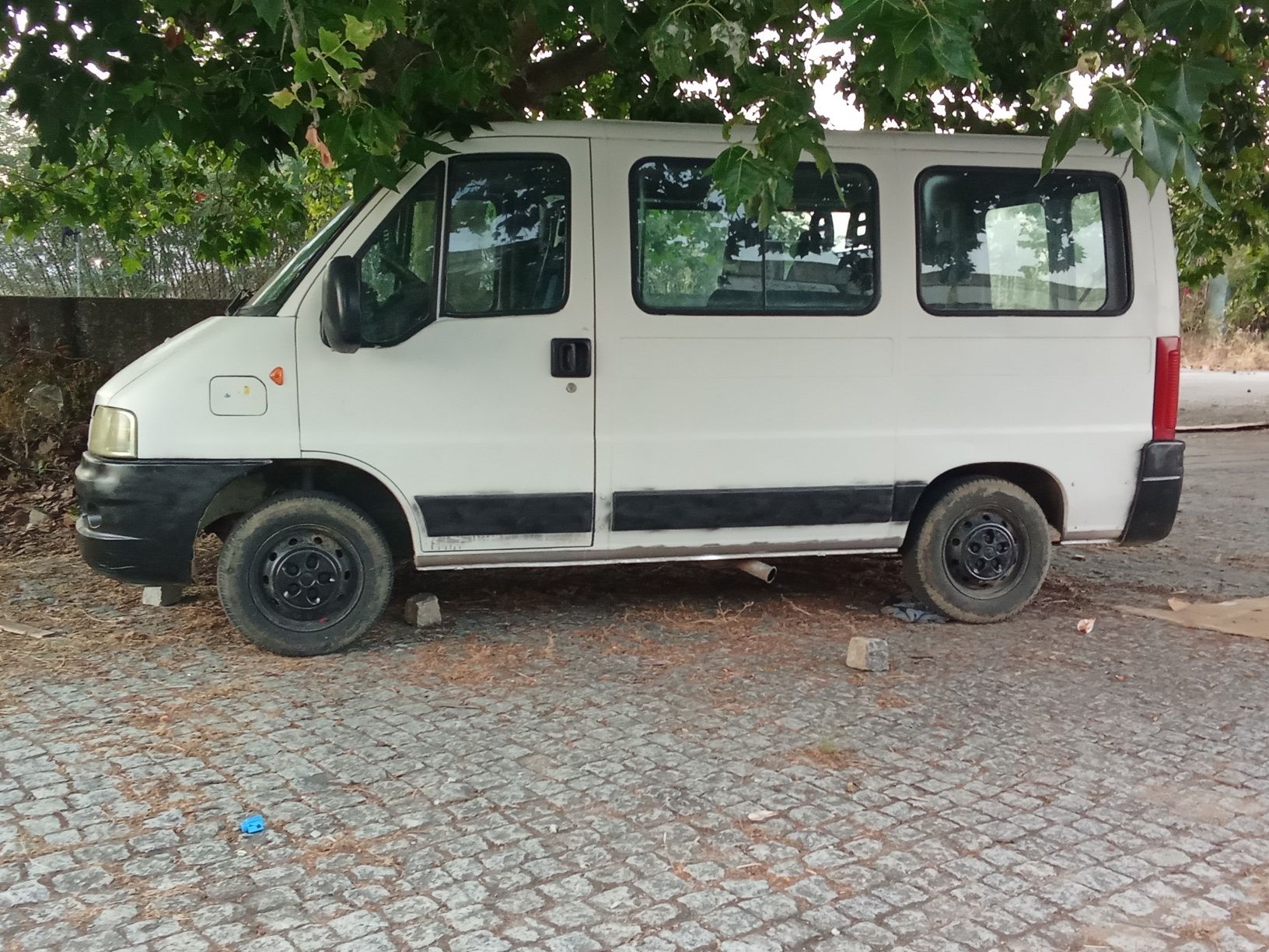 Vendo ao troço uma carrinha