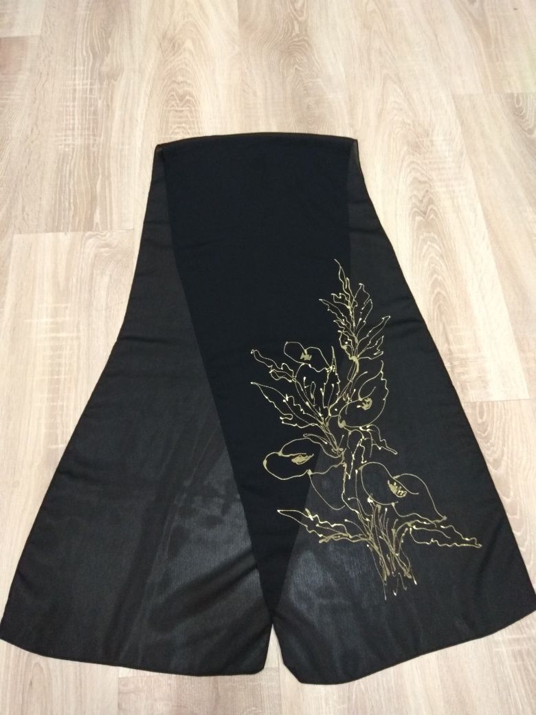 Ręcznie malowany czarny szal