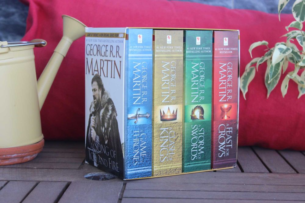 Song of Ice and Fire, de George Martin (Caixa: Livros novos em inglês)