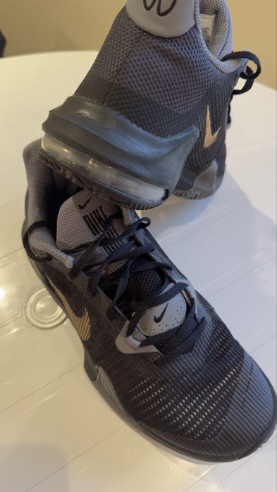 Sapatilhas Nike, tamanho 41, ideal para basquetebol!