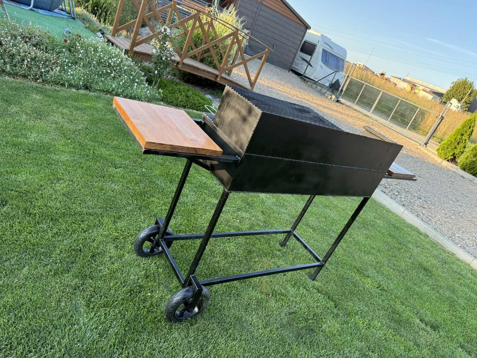 Duży grill mobilny,solidny.