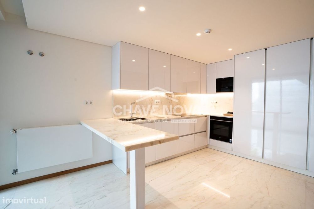 Moradia V4 Duplex C/ Piscina no Bairro da Vilarinha, Porto