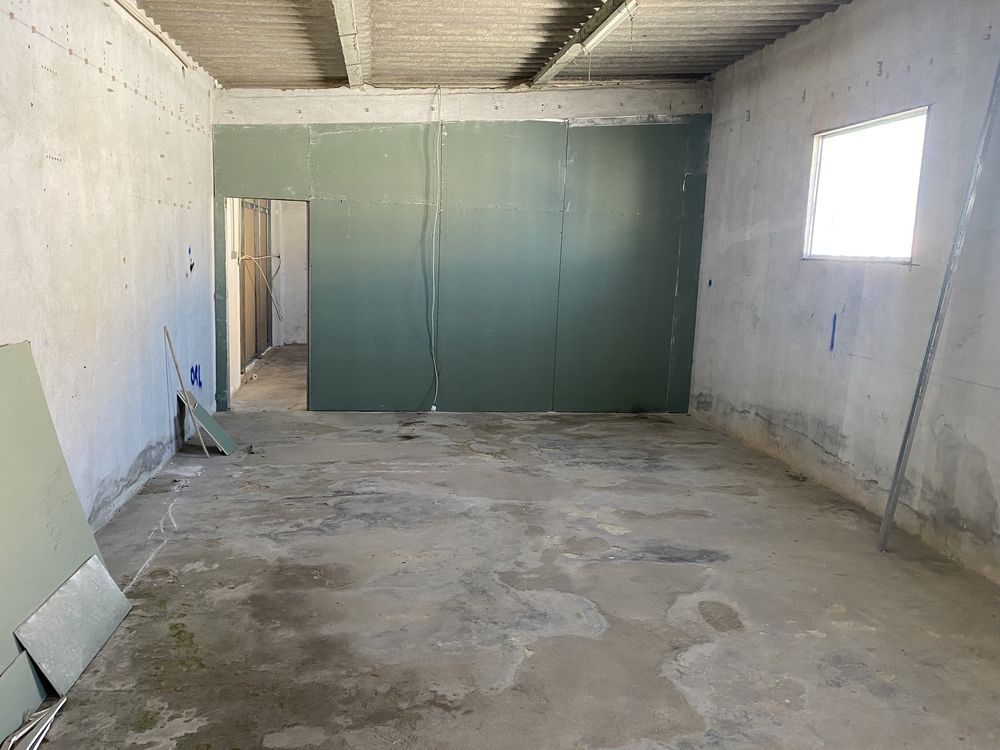 Armazém com cerca de 230 m2