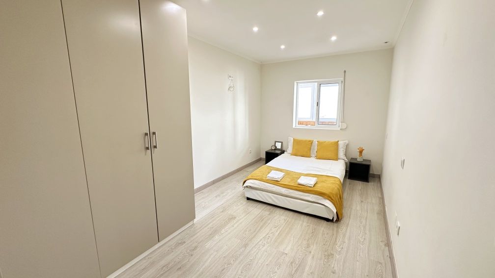 Sofá ikea cinzento, mesa cadeiras oferta de cama com colchão