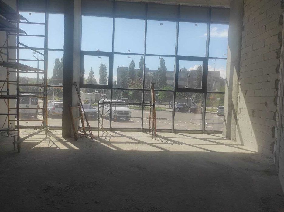 продаж фасадного приміщення з орендарем в ТЦ