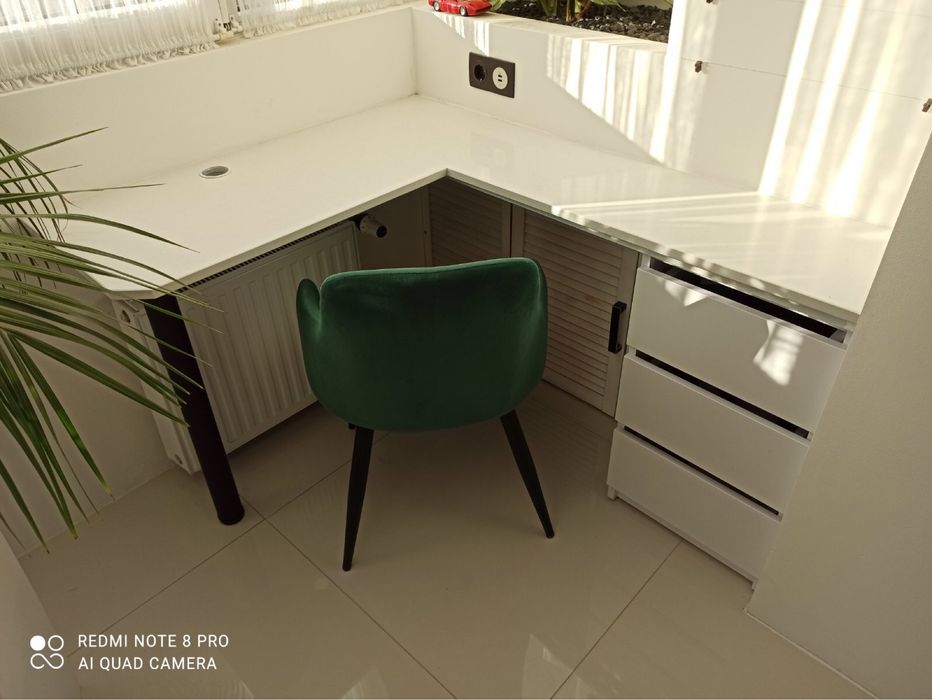 Стіл кутовий камінь