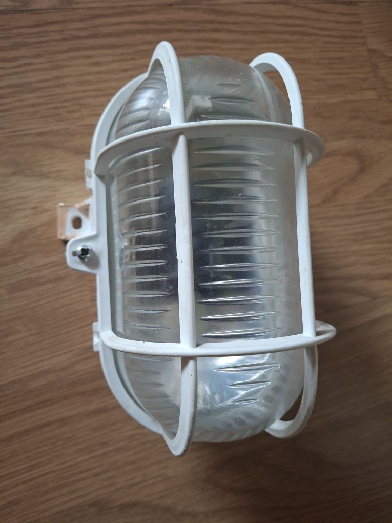 Lampa w oprawie kanałowej