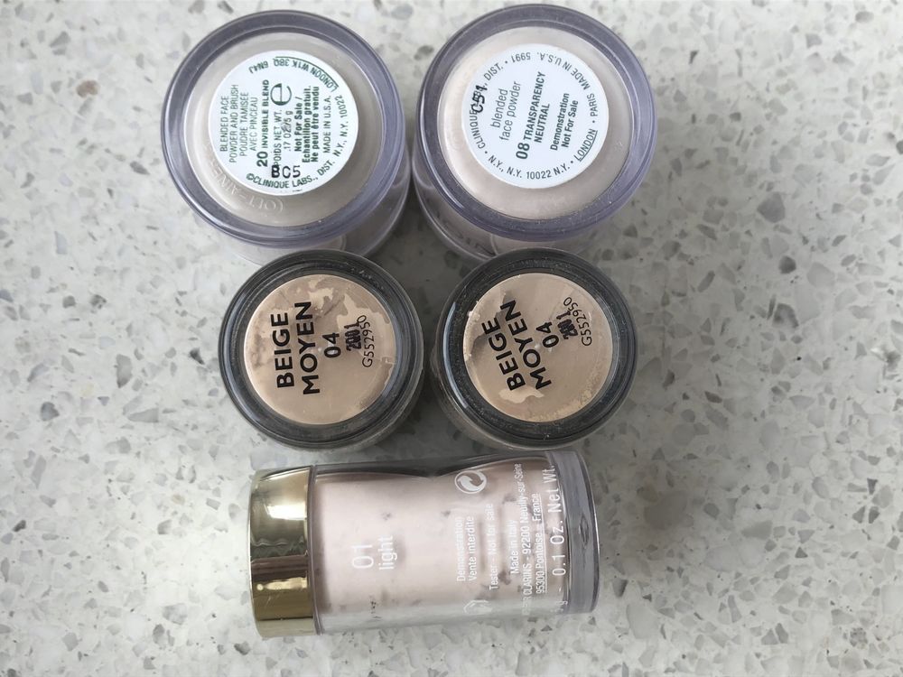 Puder sypki Clinique Guerlain Clarins
