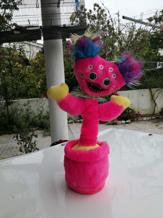 Boneco mágico repete os sons canta e dança