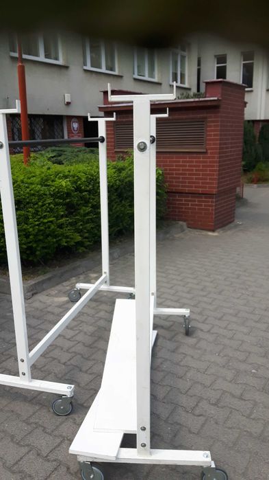 Wieszak na kolach ubrania  kostiumow profesjonalny