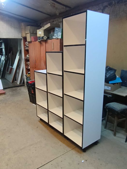 zestaw regałów pod schody