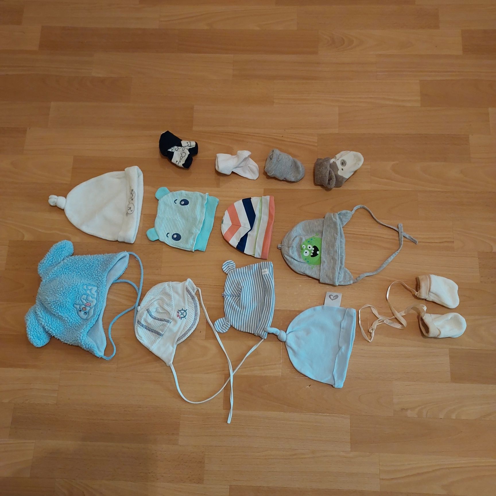 Czapeczki 8szt, skarpetki 4szt, rękawiczki 1szt dla dziecka 3-6m