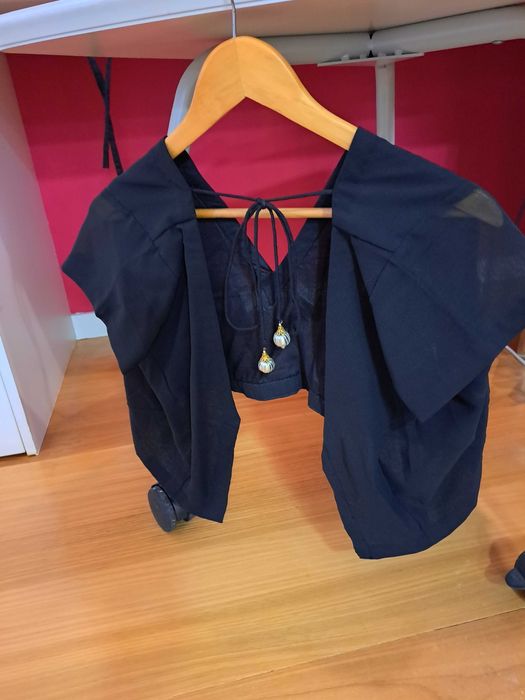 Saree preto, bordado com fio cor de prata.