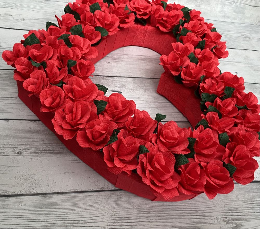 Декор сердечко из роз на День Святого Валентина