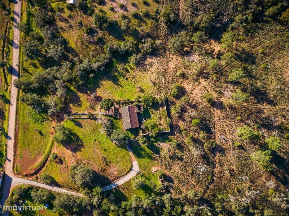 Terreno com moradia por recuperar de 6 quartos em São Brás de Alportel