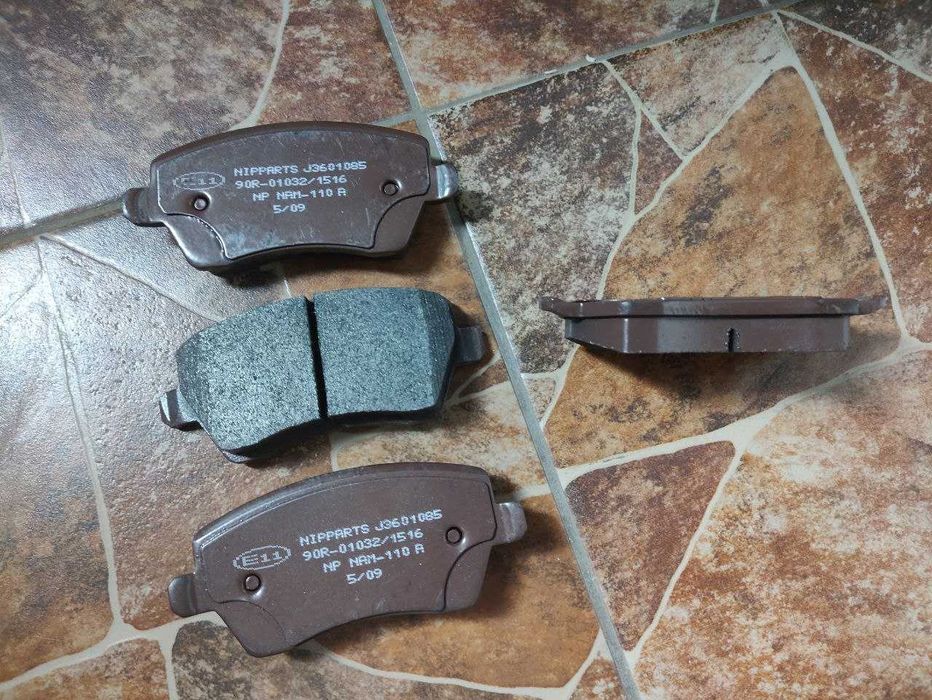 Комплект гальмівних колодок NIPPARTS J3601085