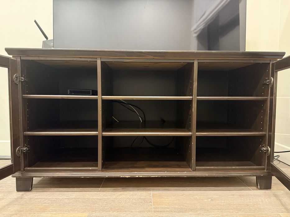 Szafka RTV z litego drewan - 139 cm szerokości - przeszklone drzwi