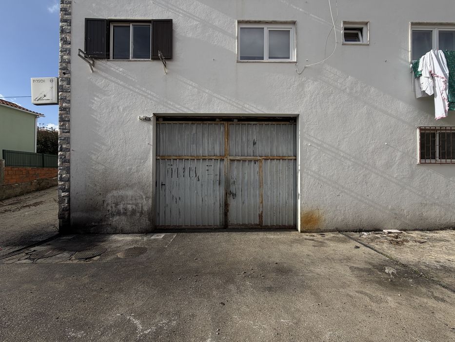 Armazem p/ Arrendar 200m2 Famões