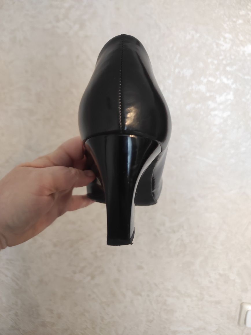 Очень красивые черные лаковые  туфли Hogl в отличном состоянии