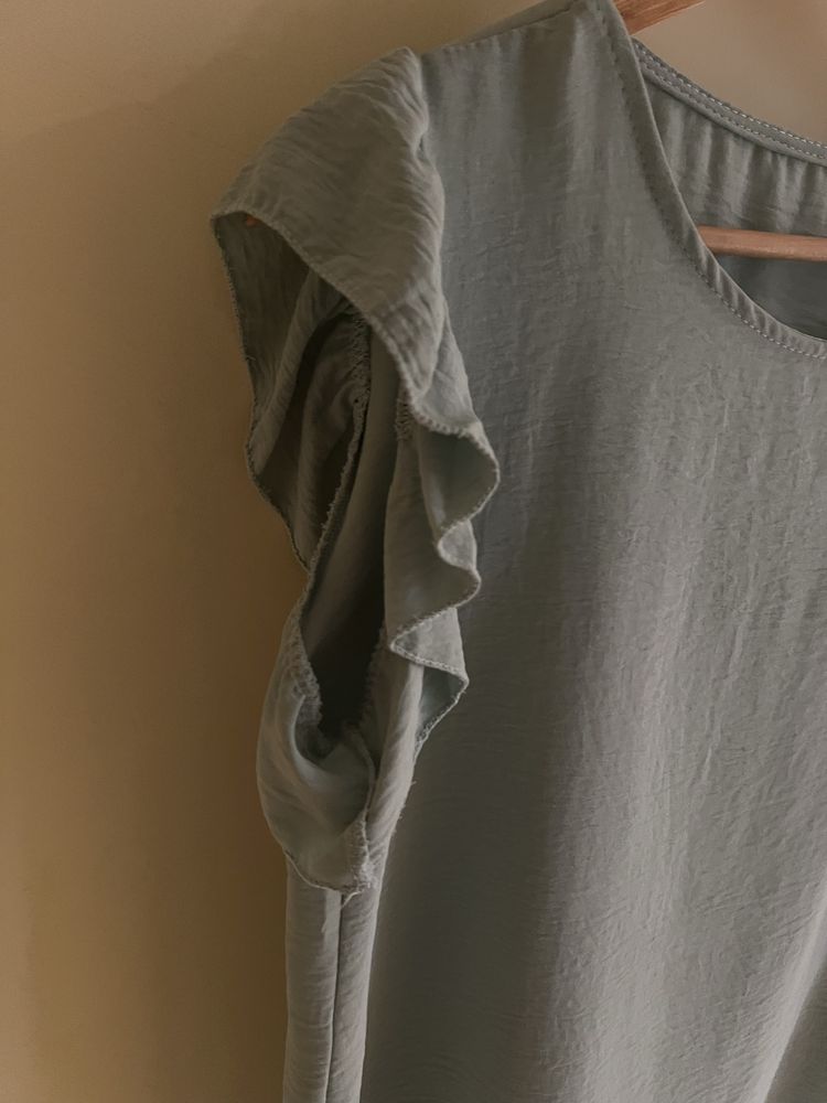 Blusa verde com folhos