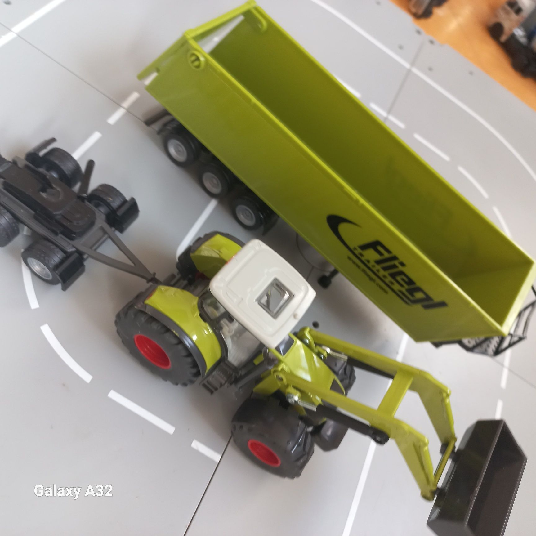 Siku 1:50  zest. traktor z przyczepa fliegl I mercedes z kontenerem