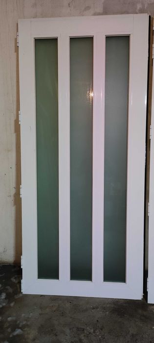 Portas externas de PVC branco, com seus batentes, em excelente estado.