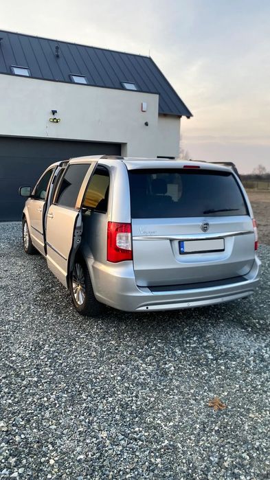 Lancia Voyager Lancia Voyager 2.8 CRD | 7 osób | dla osób z niepełnosprawnością |