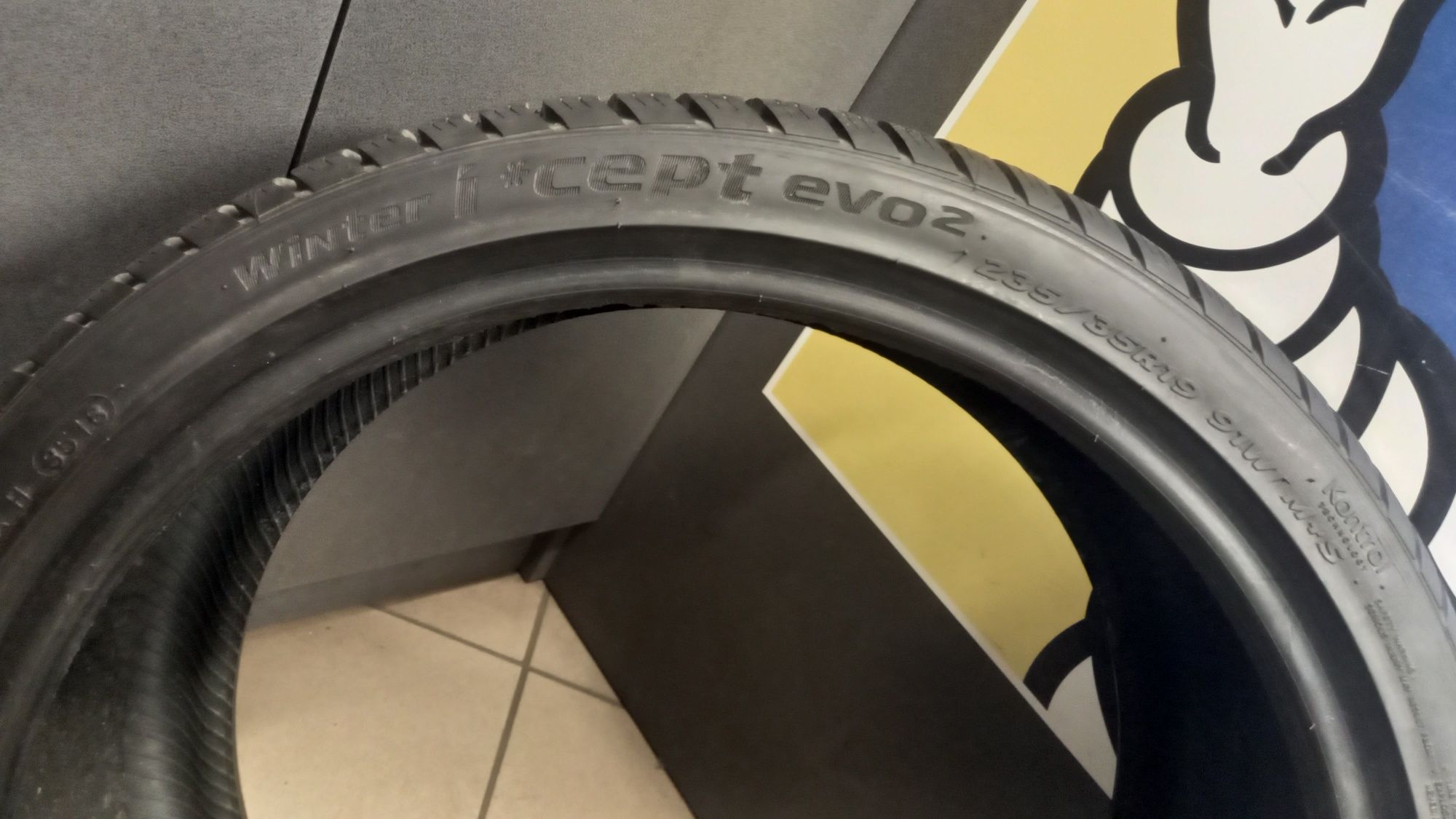 Opona Zimowa Hankook Winter I Cept Evo 2 235/35/19 3518