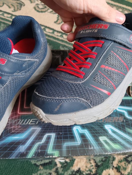 Продам фірмові кросівки Skechers.