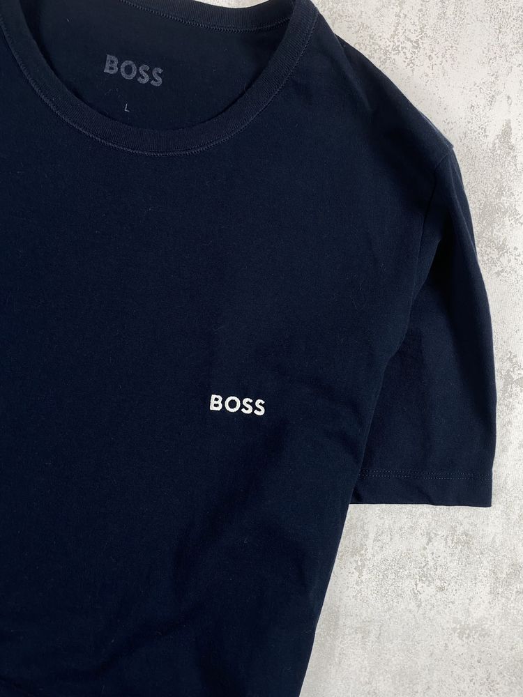 Темно-синя футболка Hugo Boss з вишитим написом 'BOSS'