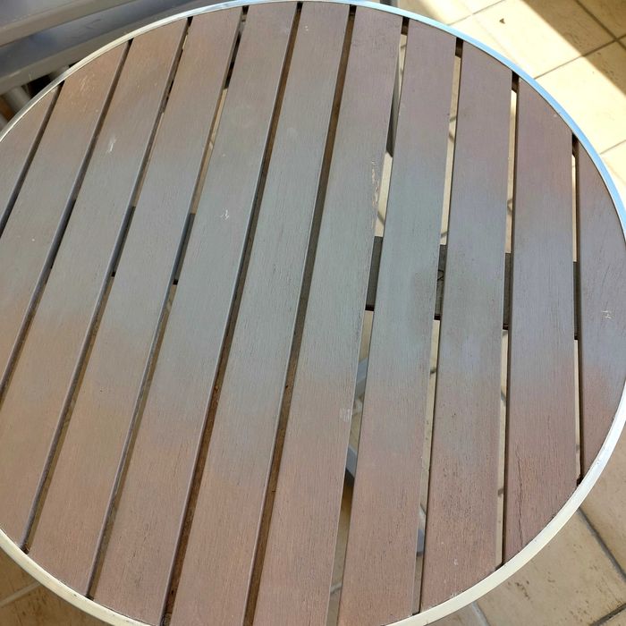 Mesa e 4 cadeiras de exterior em alumínio e madeira