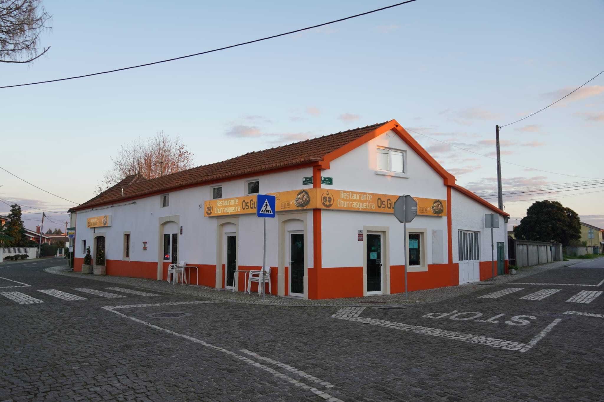 Restaurante com cozinha equipada