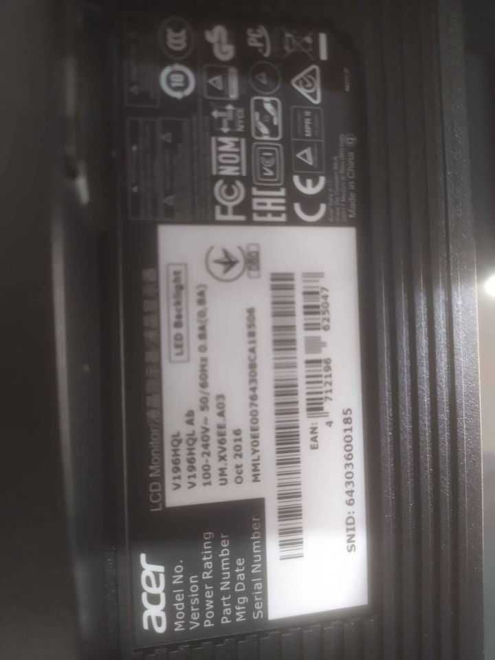 1 Ecrã/monitor e teclados