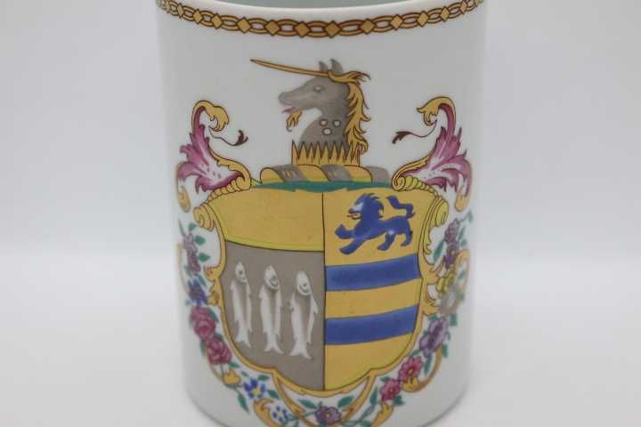 Caneca Vista Alegre Brasão de Armas "Kitson e Gregory" Mottahedeh