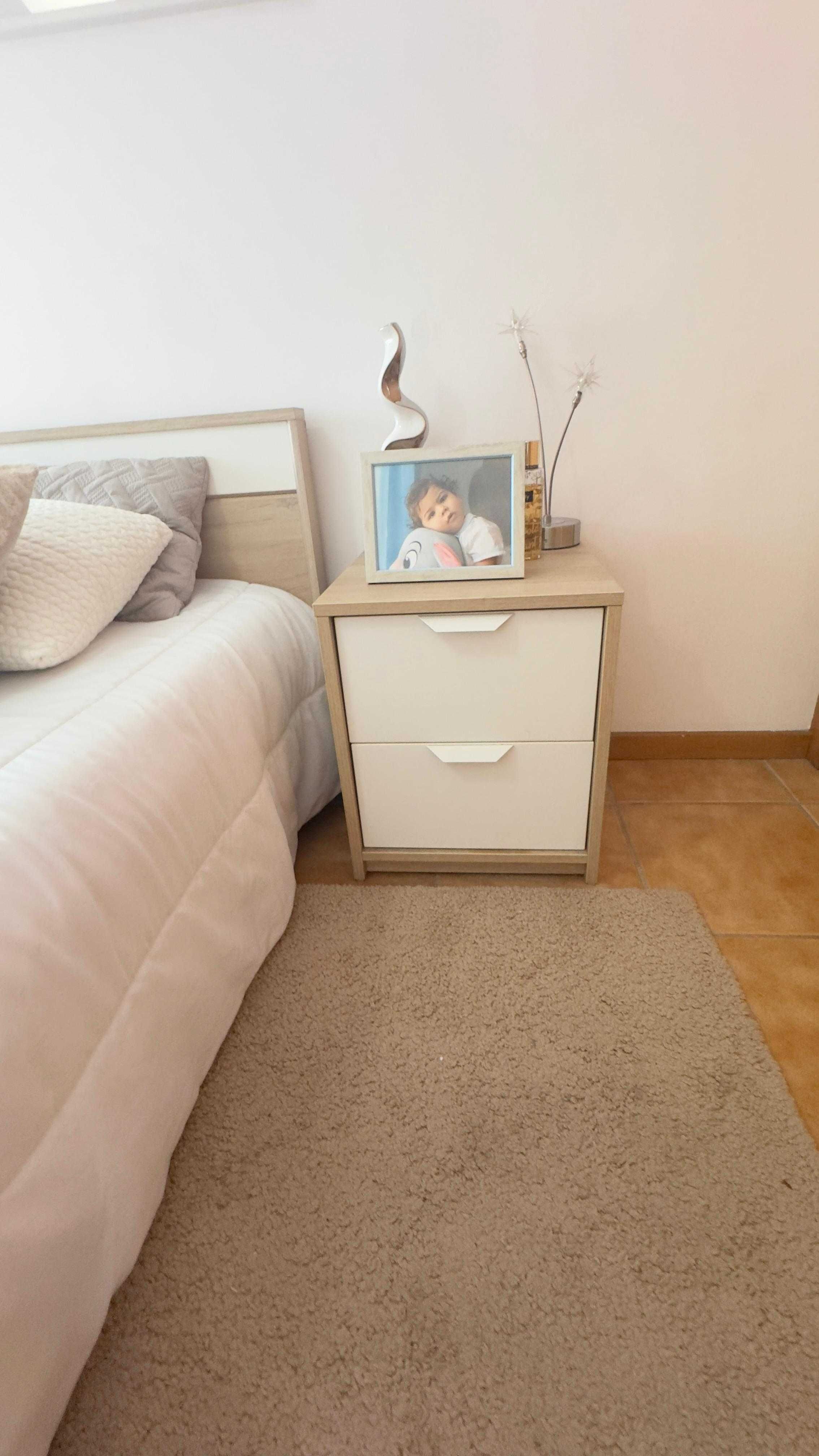 Cama de Casal e Mesinha