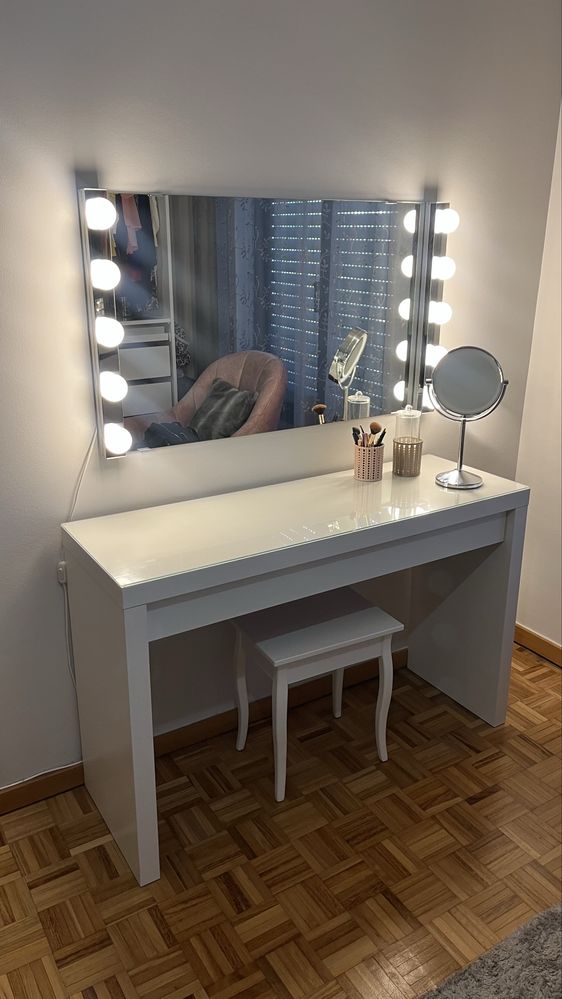 Toucador branco com espelho e LEDs