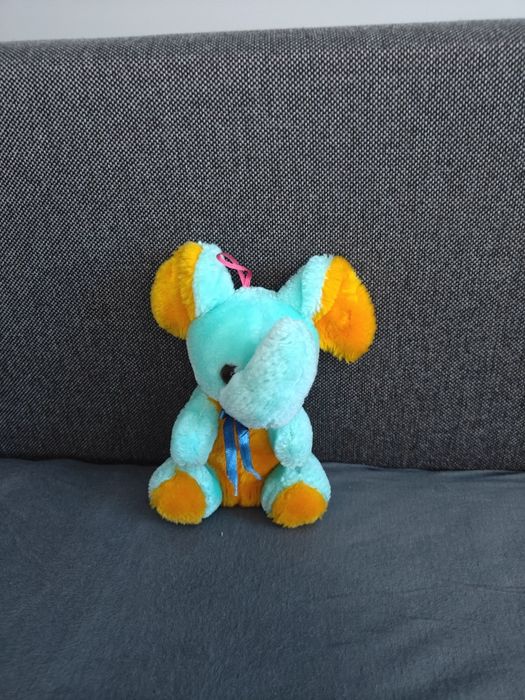 Słoń z trąba podniesioną