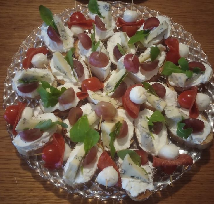 Catering okolicznościowy . Przekąski bankietowe