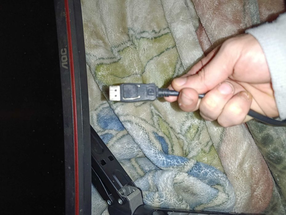 Monitor AOC 144 Hz com braço mecânico de suporte já incluído