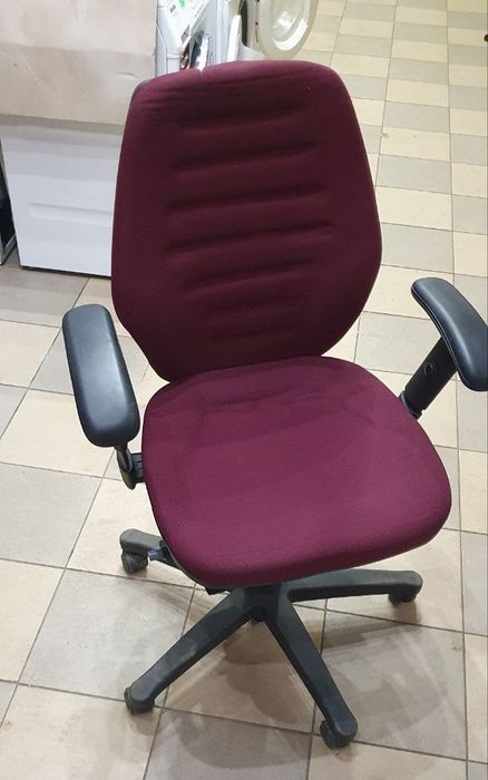 Крісло комп'ютерне/ офісне, дуже функціональне та надійне.