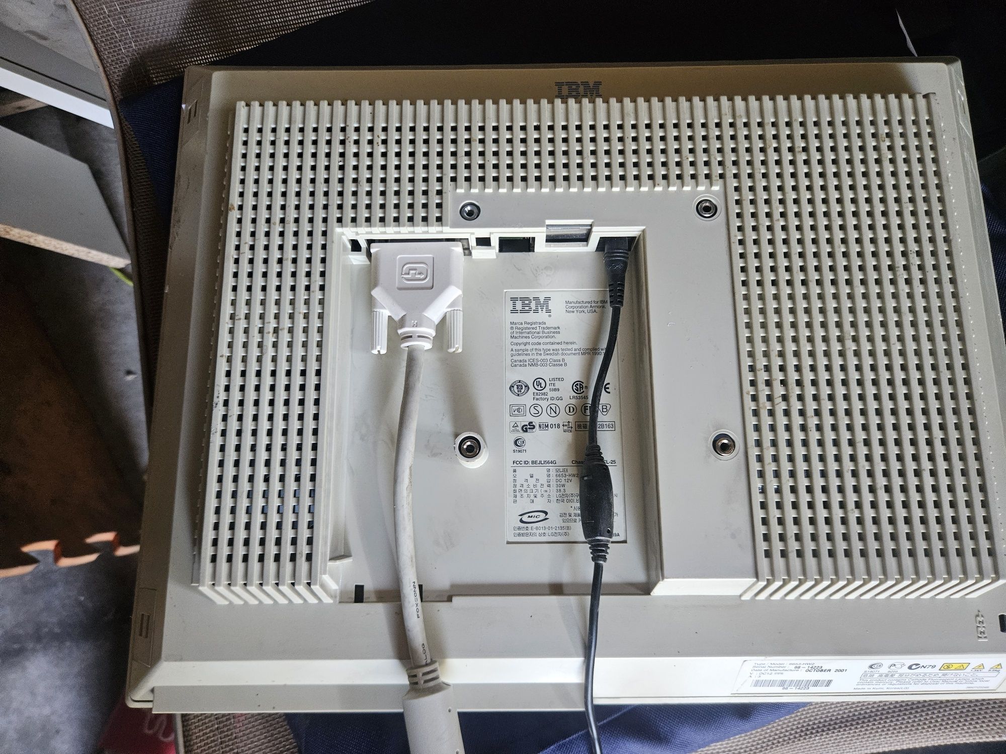 Stary monitor IBM