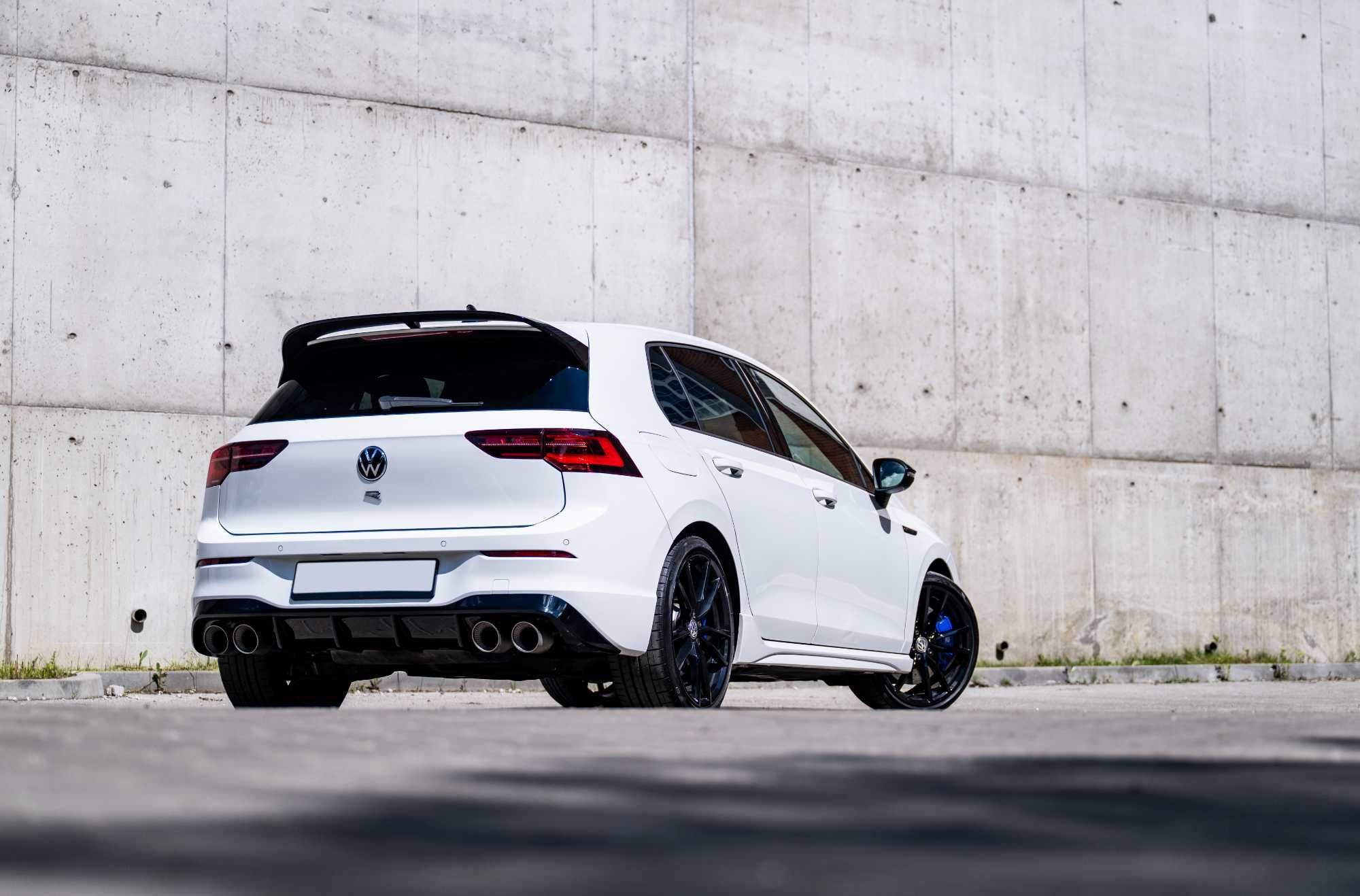 Wynajem samochodu VW Golf 8R wydech AKRAPOVIC