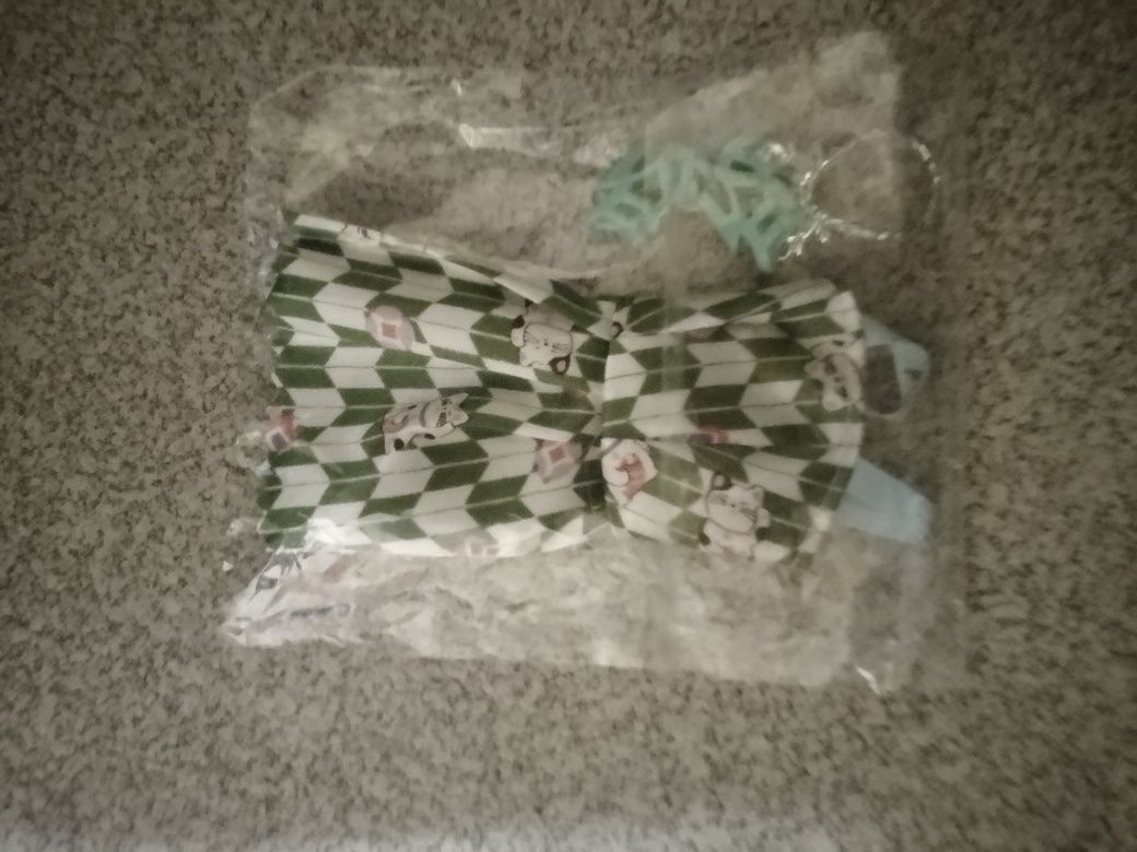 Vestido com acessórios para bonequinha